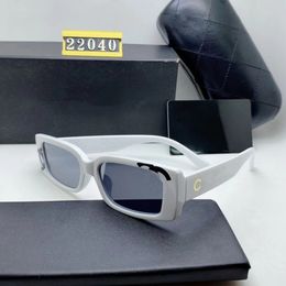 Gafas de sol de diseñador para mujeres y hombres Modelo de moda Especial UV 400 Carta de protección Pierna grande Marco de doble haz Marcas al aire libre Diseño Aleación Diamante Gafas de sol 22040