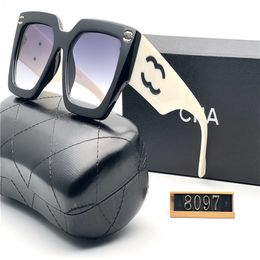 Lunettes de soleil de créateur pour femmes et hommes Modèle de mode Spécial Uv400 Lettres de protection Big Leg Double Beam Frame Outdoor Luxury Design 8097