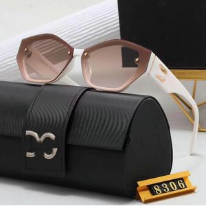 Lunettes de soleil de designer pour femmes et hommes Modèle de mode Spécial UV 400 Lettres de protection Jambe Double Faisceau Grand Cadre Marques extérieures Design Alliage Diamant Lunettes de soleil 8305