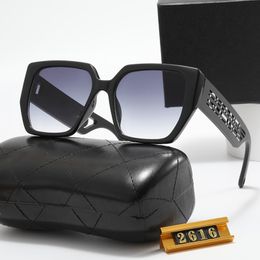 lunettes de soleil design pour femmes canal lunettes de soleil pour hommes cadre carré lunettes de soleil polarisées d'été avec de larges jambes de lunettes avec lettre creuse avec boîte