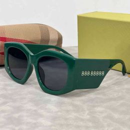 Lunettes de soleil de designer pour femmes hommes style de mode cadre carré été lunettes de soleil polarisées avec de larges jambes de lunettes classique rétro 7 couleurs opt