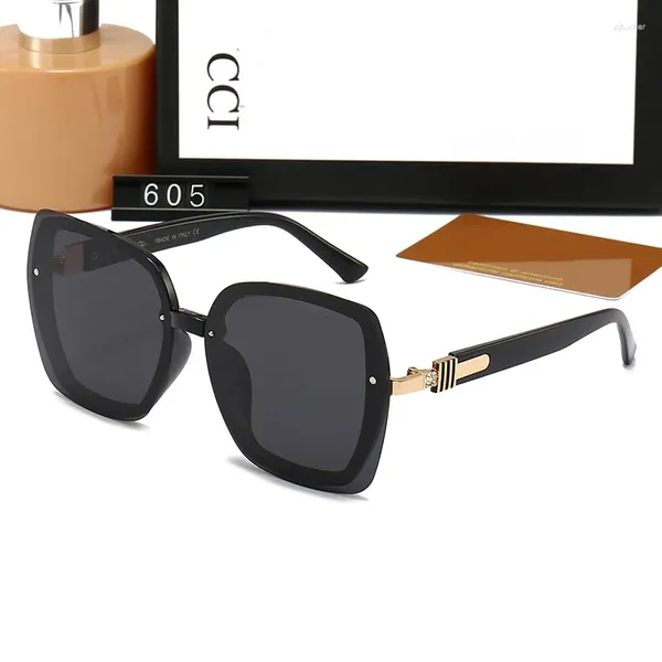 Gafas de sol de diseñador para hombres Mujeres Fasion Luxury Street Style UV Protección solar Gafas de sol Calidad superior con diamantes Anteojos Caja informal Buenas 5 gafas Accesorios