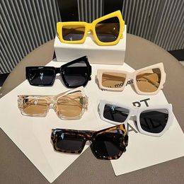 Lunettes de soleil design pour femmes Printemps et été super chaud sourcils de style européen et américain soulevant des lunettes de soleil drôles, personnalité féminine lunettes de taille irrégulière