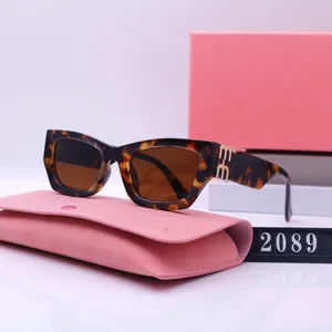 Lunettes de soleil de créateurs Miu Lunettes de soleil pour femmes Noir et miel Havane Cadre Gris foncé Verres marron foncé Rétro Mode Protection UV Lunettes de soleil Cadeau