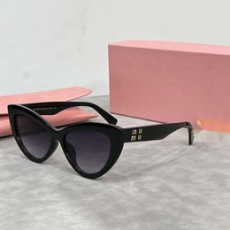 Lunettes de soleil designer Mu Cat-Eye Sunglasses For Women Premium Letter PEPLUM SUNGLASSES CADEAU DE QUADÈRS DE MOTER
