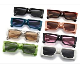 Lunettes de soleil design nouvelles lunettes classiques lunettes de soleil de plage de mode en plein air pour homme femme mélange de couleur signature triangulaire avec une boîte portable simple