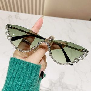 Designer zonnebril Nieuwe mode Cat oog half frame zonnebril voor vrouwen met diamantwaterdiamant Instagram Populaire straatfoto zonnebril