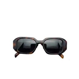 Les lunettes de soleil Designer Sunglasses P sont à la mode, atmosphériques et épicées, montrant un petit visage. Lunettes de soleil SPR17W minimalistes et résistantes aux UV CSFR