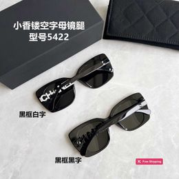 Lunettes de soleil design Lunettes de soleil Xiaoxiang, grande monture, plaque de protection du visage, lunettes de soleil pour femmes, lettres de jambe, lunettes modèle 5422 évidées 37EC