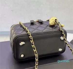 Designer-SW Crossbody para mujer Diseñador Caja de cosméticos Bolsas Color sólido Piel de oveja Bolsos clásicos Bolso de hombro con cremallera Cadenas de metal en tono dorado Acolchado de diamantes para mujer