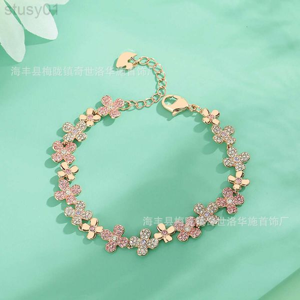 Bijoux de créateur Swarovski avec éléments en cristal. Ce bracelet à fleurs en or rose haut de gamme présente un design luxueux et de niche.