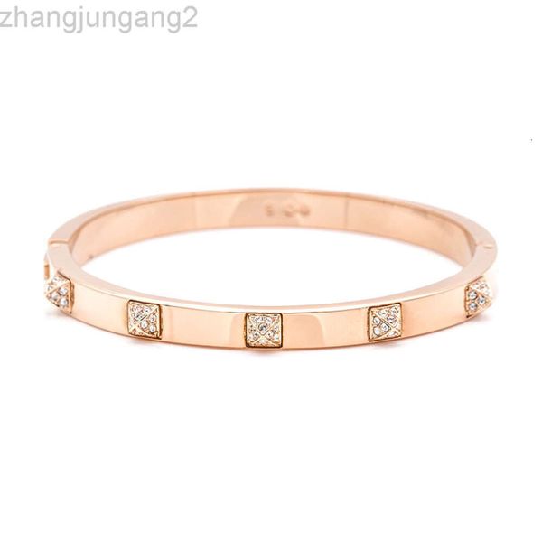 Designer swarovskis bijoux shi jia 1 1 bracelet pyramide apparié femelle élément hirondelle cristal rose rose rivet bracelet femelle