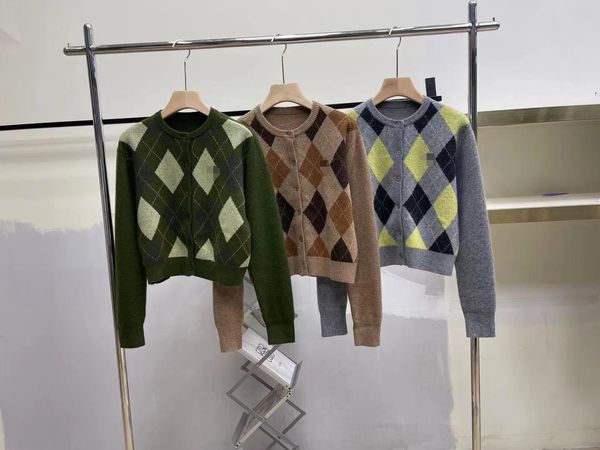 Suéter de diseñador para mujer Cárdigan de punto a cuadros de argyle de color en contraste con oso Ropa de otoño e invierno Reducción de edad Cuello redondo Manga larga Corta