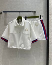 Camiseta de diseñador Versión alta Moda de verano Solapa de mujer de manga corta Estilo universitario Falda corta Conjunto de dos piezas