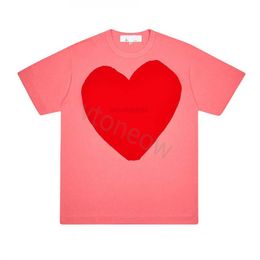 Diseñador Camisetas de camiseta de la camiseta de los hombres 2024 Tocas camisetas para hombres de moda Diseñador Camiseta de corazón rojo Camiseta casual Bordado de algodón Camiseta de manga corta Amor Asiático Tamaños