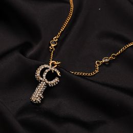 Collar con colgante de alfabeto de joyería de lujo a medida de diseñador diseñado para mujeres regalos de compromiso de joyería de fiesta de San Valentín