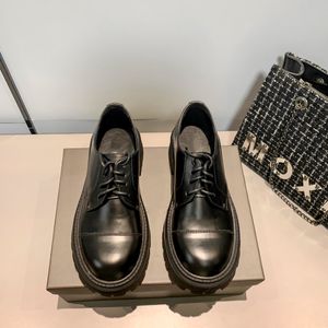 Chaussures habillées à fond épais de créateur identiques à la super star, elles ont l'air bien assorties à une jupe ou à un pantalon de taille 35-40