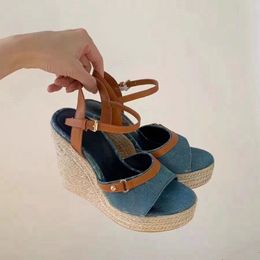 Sandales de créateur sandales féminines plate-forme étanche d'été chaussures épaisses sandales hautes sandales en cuir authentique en cuir panas de tissage chaussures pente talon sandales