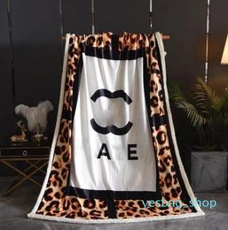 Manta gruesa de diseñador con logotipo de felpa de cordero, funda de sofá de franela de leopardo, manta de viaje y ocio, aire acondicionado