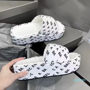 Ontwerper verdikte slippers schuifregelaar vrouwen sandalen slippers macaron dikke bodem niet-slip zachte bodem dames dragen strand flip-flops mode huis slippers