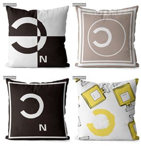 Oreiller de lancement de designer Black and White Throw Letter