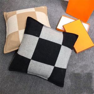 Diseñador Throw Pillow Nordic Lunch Rest Sofá Cojín Protección de la cintura Cojín de tablero de ajedrez Almohada de punto de lana Carta Respaldo decorativo