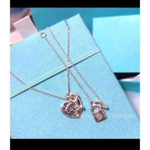 Designer Tiffanybead Collier bijoux T Famille Love Collier Femme Sterling Silver Mini Key Lock Head Heart Pendant Lock Lock Bone Chain de luxe et simple