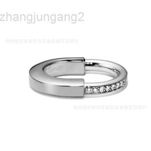Ontwerper Tiffanyco Sieraden t Familie S925 Zilver v Goud Materiaal Mode Woon-werkverkeer Gepersonaliseerd ontwerp Gevoel U-vormige diamanten ring