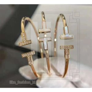 Ontwerper Tiffanyjewelry Bracelet Hoge kwaliteit dubbele T -armband geëlektropleerd 18K Rose Gold White Fritillaria Volledige diamant openingsmode voor vrouwen 1E8