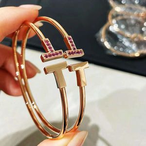 Designer TiffanyJewelry High Version V Gold T Home Pink Diamond Double T Elastic Bracelet pour les femmes plaquées avec une ouverture de fritillaria blanche en or rose 18K