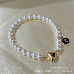 Designer tiffays même boucle d'aspiration d'amour enveloppée d'or 14 carats bracelet de perles d'eau douce de 5,5 à 6 mm près d'une ampoule forte à cercle parfait