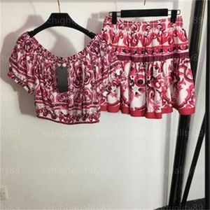 Diseñador Tops Faldas para mujer Conjuntos de dos piezas Streetwear Impresión vintage Un cuello Blusa de manga corta Cintura alta Falda plisada Moda Viajes Compras Ropa de mujer