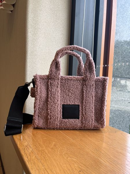 Sac fourre-tout design automne et hiver sac à bandoulière en peluche mode dames sac à provisions de luxe sac à main carré réseau rose rouge avec vente en gros recommandée