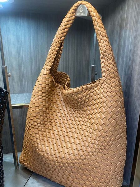 Bolsa de bolso de diseño mini caramelo tejido para mujer Bod de la bola de vacío de la bola del verano otoño e invierno moda casual grande gran capacidad obras de arte tejidas