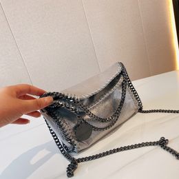 Sac fourre-tout de designer Mni Sac à bandoulière Sac à main pour femmes Small Silver Clutch Sac de luxe Chaîne d'épaule Trime magnétique Boucle ouverte Luster Fibre Matière de matériau 19cm