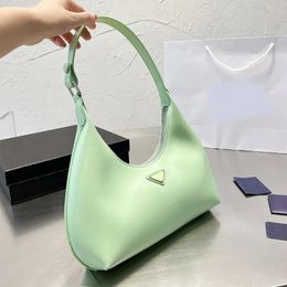 Sac fourre-tout de créateur pour femmes Sac à aisselles petit sac à bandoulière vert Sacs à main Pochette de qualité Sacs de soirée Mode Forme de selle Cosmétique portefeuille de luxe 24 * 20cm