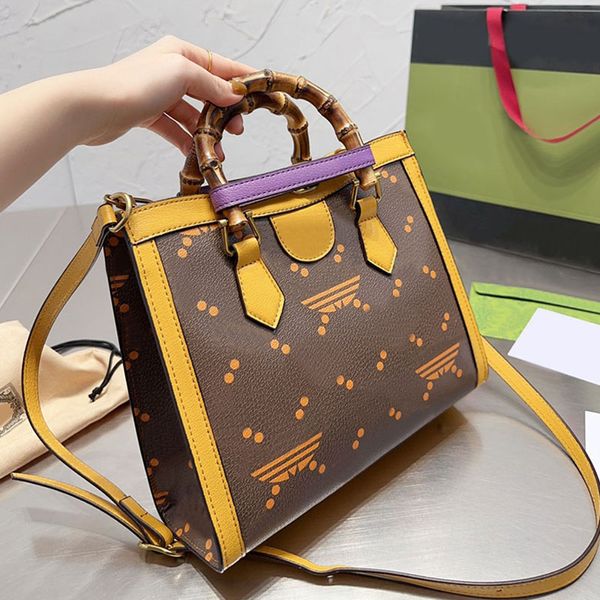 Designer Tote Bags Diana Bamboo Bag Fashion Color Painting Shopping Sacs à main Sports Classic Square Crossbody Totes Femmes Luxury Purse Letter Rivet Red Green Strap