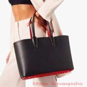 Designer draagtassen Luxe modetassen dames schoudertassen Nieuw medium 24 cm klinknageltas Mode gepersonaliseerde rode onderkant Casual moedertas met één schouder