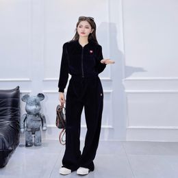 Chándal de diseñador Tela de terciopelo Cómodo y agradable para la piel Moda Versátil Cárdigan con capucha y cremallera corta para mujer Traje de pantalón deportivo con cordón recto