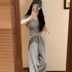 Designer Tracksuit Women Summer Mium Kleding Twee delige broek Lichtgrijze letter Decoratie Slim Fit Elastische bovenkant Korte mouwen Pants Ademende set