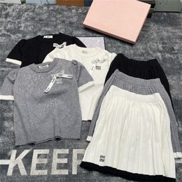 Chándales de diseñador para mujer, conjunto de falda escocesa de 2 piezas, camiseta de manga corta, traje deportivo para correr, ropa deportiva con letras rosadas
