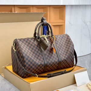 Designer Voyage Hommes Sacs à main de grande capacité Poches intérieures à glissière Sac à bandoulière classique Lettre de mode Sacs d'extérieur Trois tailles disponibles