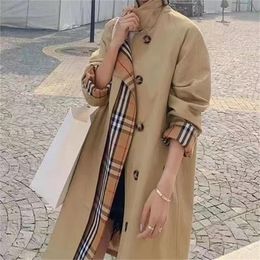 Gabardina de diseñador European y americano Luxury Plaid Style Fashion Fashing Caats falsos de dos zanjas de longitud de longitud