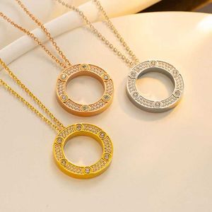 Designer Trend Carter Big Cake Collier femelle Falle Sky Star Unique Design Light Luxury Round Pendant Titanium Steel personnalisé