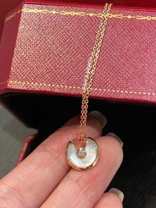 Designer Trend Carter Hoge kwaliteit Gold Amulet -ketting met witte fritillaria rode agaat dik vergulde 18K Rose Lock Bone Chain TDDN