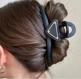 Designer Triangle Frosted Hair Clips Barrettes para mujeres niñas Brand Letter Designer Hair Claw Fashion Black Shark Hairpin Hair Claw Fashion Hairpin