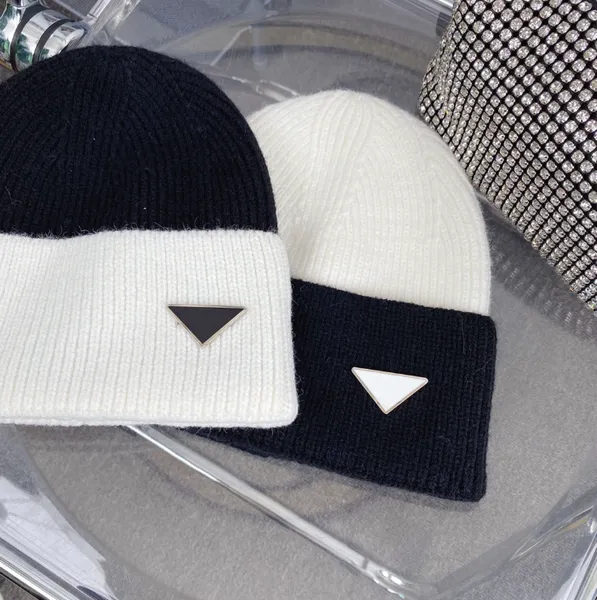 Étiquette triangle de créateur Chapeau en tricot décoration d'hiver pour femmes