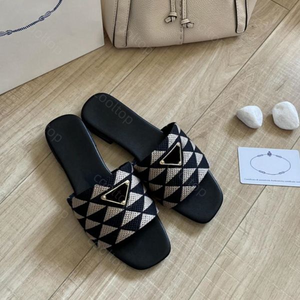 Diseñador Triangle Mark Slipper Diapositivas de tela bordadas negras Señora de verano Plana para sandalias de cuero cepillado Diapositivas de tela Suela de goma Chanclas para el hogar marrón