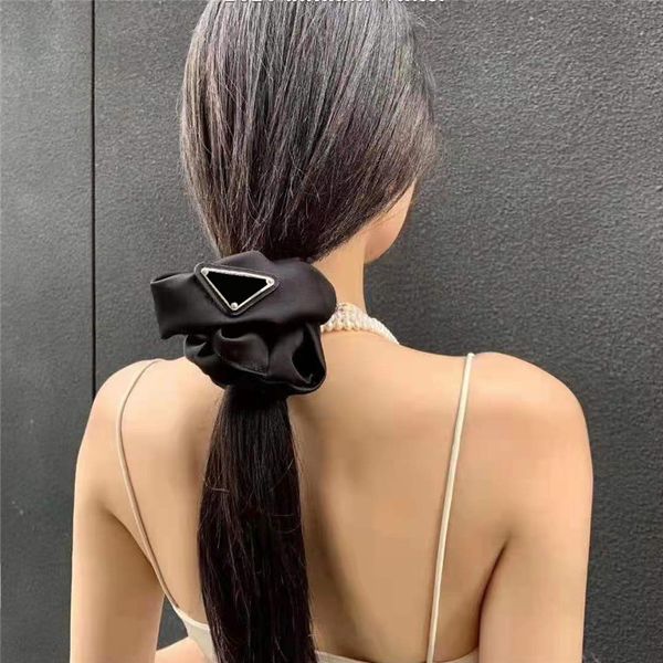 Designer Triangle Pony Tails Titulaire Lettre Gros Intestin Anneau Pur Couleur Soie Bande De Cheveux Femmes Satin Cheveux Cordes En Gros