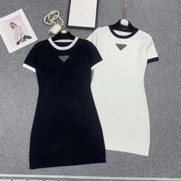 Designer Driehoek Standaard 2023 Nieuwe Retro Casual Jurk Mode Klassiek Zwart Wit Kleur Contrast Eenvoudige Slanke Jurk met korte mouwen
